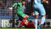 Striker Liverpool Sadio Mane memanfaatkan kesalahan kiper Manchester City Zack Steffen untuk mencetak gol pada semifinal Piala FA 2021/2022 di Wembley, Sabtu (16/4/2022). (AFP/Adrian Dennis)