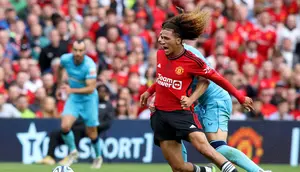 Gelandang&nbsp;Manchester United Hannibal Mejbri&nbsp;dilanggar bek Athletic Bilbao Aitor Paredes dalam pertandingan persahabatan pramusim di Avia Stadium, Dublin, Minggu, 6 Agustus 2023. (Paul Faith / AFP)