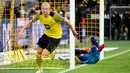 Haaland tampil trengginas saat membawa Dortmund menaklukkan Union Berlin pada laga Bundesliga di Signal Iduna Park, Minggu (19/9/2021). Bomber Timnas Norwegia itu memborong dua gol kemenangan dengan skor 4-2. (AFP/Ina Fassbender)