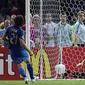 Gelandang Italia, Andrea Pirlo, berusaha membobol gawang Prancis pada laga final Piala Dunia di Stadion Olympic, Berlin, Minggu (9/72006). Pada turnamen ini Pirlo berhasil mengantar Italia juara. (AFP/Odd Andersen)