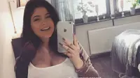 Fans Kylie Jenner melakukan photoshop terhadap sejumlah foto lama Kylie dengan perut hamil (instagram/king_kylie_fanss)