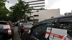 Disitanya mobil Fuad Amin Imron karena terkait kasus dugaan jual beli gas alam di Bangkalan, Madura, Jawa Timur, Jakarta, Selasa (23/12/2014). (Liputan6.com/Mihtahul Hayat)