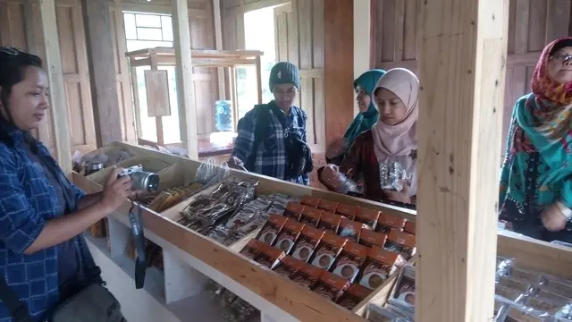 Menyesap Cokelat Hangat Sambil Memandang Gunung Api Purba, Nikmat