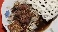 Rawon, salah satu kuliner legendaris Jawa Timur yang resepnya terjaga sejak lama.