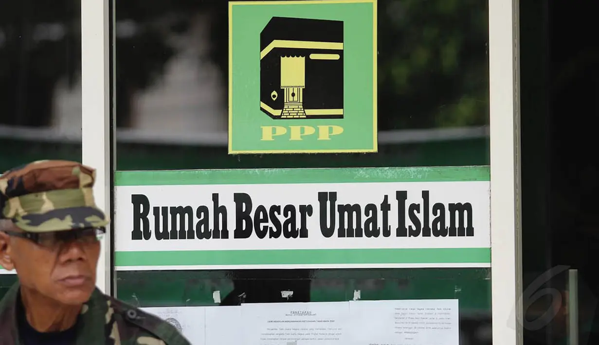 Petugas yang berseragam loreng itu tampak berjaga-jaga di Kantor DPP PPP, Jakarta, Rabu (3/12/2014). (Liputan6.com/Faizal Fanani)