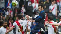 Pemain Real Madrid, Gareth Bale, mencetak gol melalui sundulan ke gawang Rayo Vallecano dalam laga La Liga Spanyol di Stadion Campo de Fútbol de Vallecas, Sabtu (23/4/2016). (AFP/Curto De La Torre)