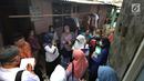 Petugas mendata warga di RT1-2/1 Kelurahan Cinere, Depok, Rabu (28/6/2019). Dinas Kesehatan Depok dan Puskesmas Cinere melakukan investigasi sumber penyakit dan sampel darah warga di kawasan ini terkait sudah lebih dari sepekan 12 warga terjangkit hepatitis A. (merdeka.com/Arie Basuki)