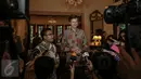 Dubes AS untuk Indonesia Robert O Blake (kiri) memberikan keterangan pers dikediamannya, Jakarta, Rabu (24/6/2015). Kegiatan buka puasa tersebut untuk menjalin silaturahmi antara pemerintah AS dengan pemuka Islam Indonesia. (Liputan6.com/Faizal Fanani)