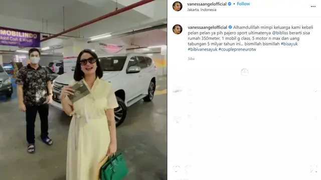 Unggahan Vanessa Angel saat membeli mobil baru. (Instagram/ vanessaangelofficial)