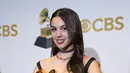 Olivia Rodrigo berpose dengan piala penghargaan Best Pop Vocal Album, Best New Artist, dan Best Pop Solo Performance pada ajang Grammy Awards 2022 di MGM Grand Garden Arena, Las Vegas, Amerika Serikat, 3 April 2022. (AP Photo/John Locher)