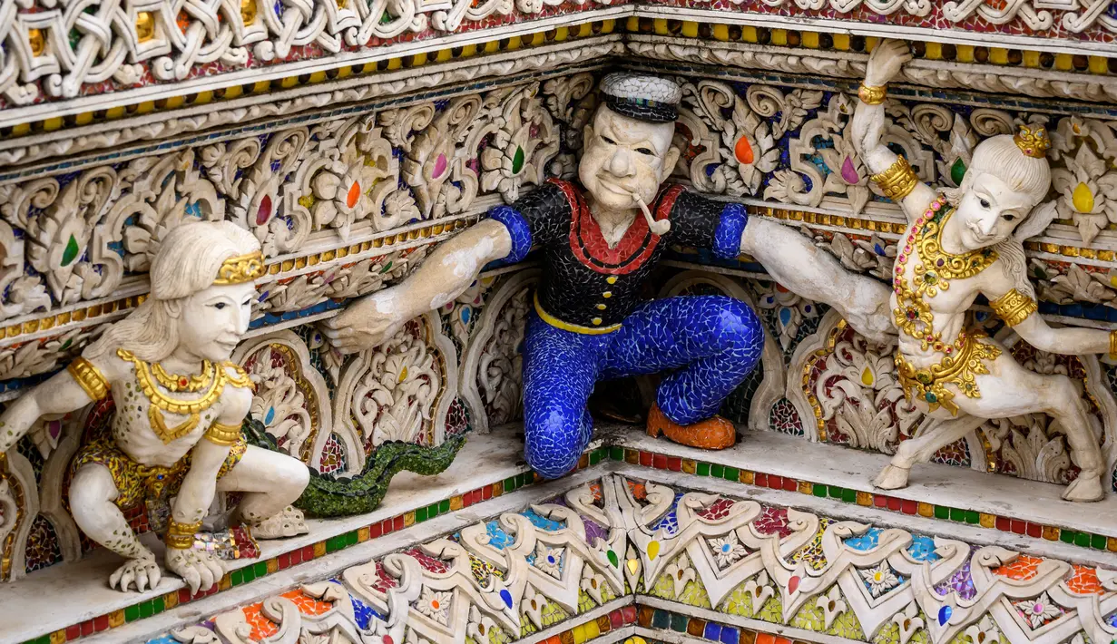 Patung Popeye terlihat pada dinding Kuil Buddha Wat Pariwat atau Kuil David Beckham di Bangkok, Thailand, Selasa (14/7/2020). Kuil David Beckham dihiasi dengan patung-patung superhero, karakter komik, makhluk mitos dan imajiner, serta tokoh dunia. (Mladen ANTONOV/AFP)