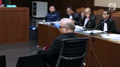 Penyidik KPK, Novel Baswedan bersiap menjadi saksi pada sidang dugaan menghalangi proses penyidikan terhadap mantan petinggi Lippo Group, Eddy Sindoro dengan terdakwa, Lucas di Pengadilan Tipikor, Jakarta, Kamis (10/1). (Liputan6.com/Helmi Fithriansyah)