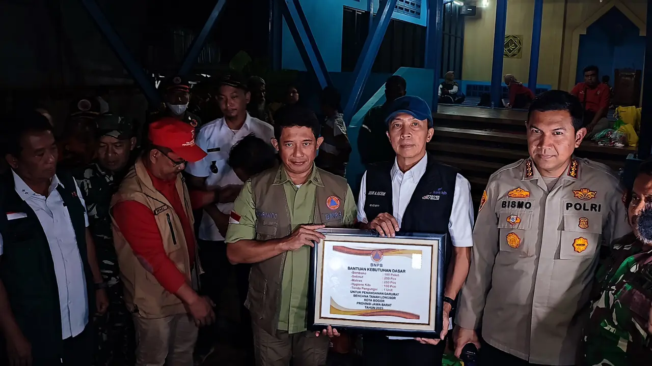 Kepala BNPB Letjen TNI Suharyanto menyerahkan bantuan untuk korban longsor di Kampung Sinarsari, Kelurahan Empang Kecamatan Bogor Selatan, Kota Bogor.