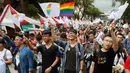 Pendukung pernikahan sejenis merayakan keputusan Mahkamah Konstitusi (MK) yang melegalkan pernikahan sejenis di Taiwan, Rabu (24/5). Keputusan tersebut menjadikan Taiwan menjadi negara Asia pertama yang melegalkan pernikahan sejenis. (AP Photo/ Chiang Y)