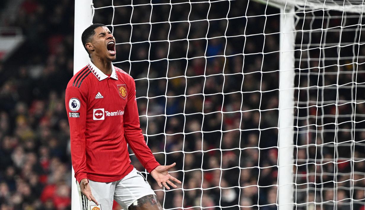 <p>Ekspresi pemain Manchester United, Marcus Rashford setelah gagal menjebol gawang Leeds United dalam pertandingan lanjutan Liga Inggris 2022/2023 yang berlangsung di Old Trafford, Rabu (8/2/2023). Penyerang Inggris dengan nilai 60 juta euro itu telah bersama MU sepanjang hidupnya tetapi ia bisa pergi sebagai agen bebas jika kontraknya tidak diperpanjang sebelum Juni 2023. (AFP/Oli Scarff)</p>