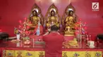 Imlek dirayakan oleh warga Tionghoa. Mereka melakukan sembahyang dan membawa persembahan khusus tahun baru.