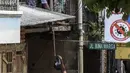Seorang pria memberi bingkisan kepada  seorang wanita saat banjir melanda Jalan Bina Warga Rt 005/Rw 07 Kelurahan Rawa Jati, Jakarta, Senin (8/2/2021). Banjir setinggi 60-190 cm tersebut disebabkan oleh luapan air Sungai Ciliwung dan curah hujan Jakarta yang tinggi. (Liputan6.com/Johan Tallo)