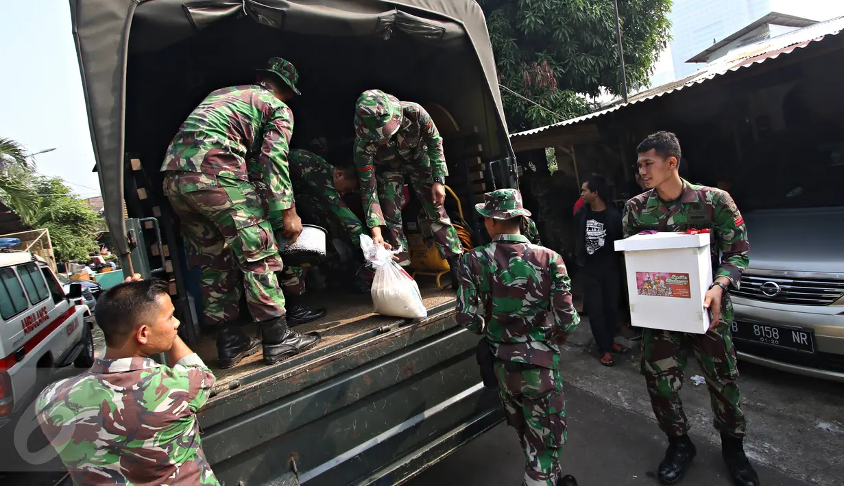 Aparat TNI memasukkan barang - barang penghuni kompleks Zeni kedalam truk di Mampang, Jakarta Selatan, Minggu (17/1). Meskipun sempat ricuh, Kodam Jaya tetap mengosongkan rumah. (Liputan6.com/Immanuel Antonius)