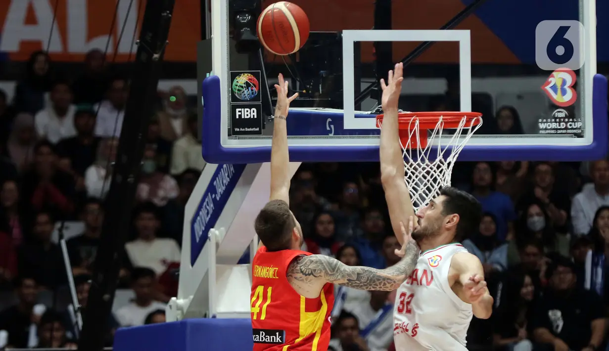 Pemain timnas basket Spanyol, Juancho Hernangomez (kiri) berebut bola dengan pemain Iran, Hasan Aliakbari pada penyisihan Grup G FIBA World Cup 2023 di Indonesia Arena, Gelora Bung Karno, Jakarta, Rabu (30/8/2023). (Liputan6.com/Helmi Fithriansyah)