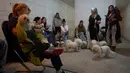 Hal tersebut ditandai dengan serangan rudal besar-besaran dari Iran yang berhasil menembus sistem pertahanan udara Israel. Tampak dalam foto, para pekerja salon anjing berlindung bersama anjing-anjing mereka di tempat perlindungan bom saat sirene serangan udara memperingatkan akan datangnya serangan rudal Iran di Ramat Gan, Israel, Rabu, 25 Maret 2026. (AP Photo/Oded Balilty)