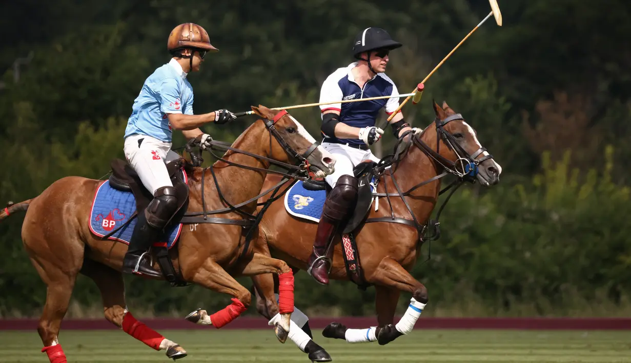 Aksi Pangeran William saat berrmain dalam pertandingan The Royal Charity Polo Cup 2023 di Guards Polo Club di Windsor, barat London pada 6 Juli 2023.  (AFP/Henry Nicholls)
