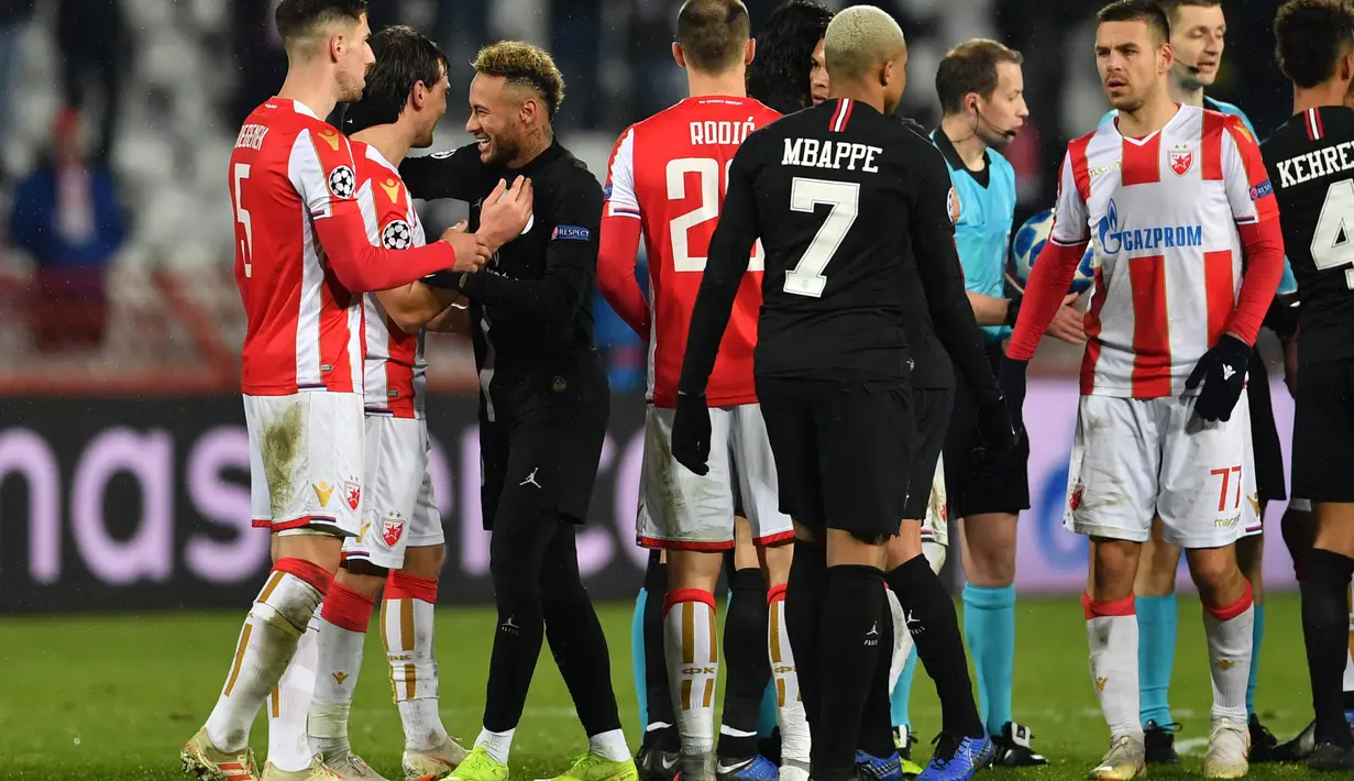 Pemain kedua tim tampak akrab dan bersalaman saat laga berakhir pada laga lanjutan Grup C Liga Champions yang berlangsung di stadion Rajko Mitic, Rabu (12/12). PSG menang 4-1 atas Red Star Belgrade. (AFP/Andrej Isakovic)