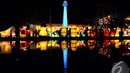 Lampion berbentuk tugu Monas dipamerkan saat acara 'Jakarta Lantern Festival 2014' di Lapangan Banteng, Jakpus. Foto diambil pada Jumat (12/12/2014). (Liputan6.com/Andrian M Tunay) 