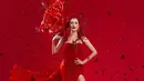 Sebuah foto tak biasa dan totalitas dari Sophia Latjuba. Ia mengenakan sebuah dress merah dengan tali halter, tanpa lengan, dan detail high slit. [Foto: Instagram/sophia_latjuba88]