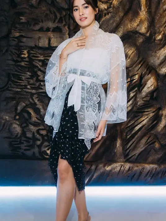 Mawar tampil dengan outer organza berbordir dengan belt pita putih dipadukan kain lilit hitam dari Lulu Lutfi Habibi. [@mawar_eva]