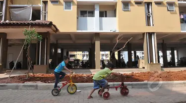 Anak kecil bermain sepeda di halaman Rusunawa Muara Baru, Jakarta, Kamis (21/05/2015). Fasilitas rusunawa muara baru akan di tambah dan diperlengkap seperti pembangunan Ruang Publik Terpadu Ramah Anak (RPTRA). (Liputan6.com/Herman Zakharia)