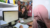 Menkeu Sri Mulyani Indrawati meninjau kegiatan pelaporan SPT pajak penghasilan (PPh) di kantor pelayanan Pajak, Jakarta, Jumat (29/3). Sri Mulyani mengecek langsung proses laporan SPT dengan batas pelaporan SPT untuk orang pribadi adalah per 31 Maret 2019. (Liputan6.com/Angga Yuniar)