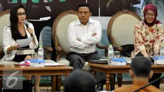 Ki-ka: Anggota Komisi VI, Rieke Diah Pitaloka, Anggota Dewan Pengawas BPJS Ketenagakerjaan Eko Darwanto dan Pengamat Politik LIPI Siti Zuhro menjadi pembicara 'MayDay dan Negara' di Senayan, Jakarta, Kamis (28/04). (Liputan6.com/Johan Tallo)