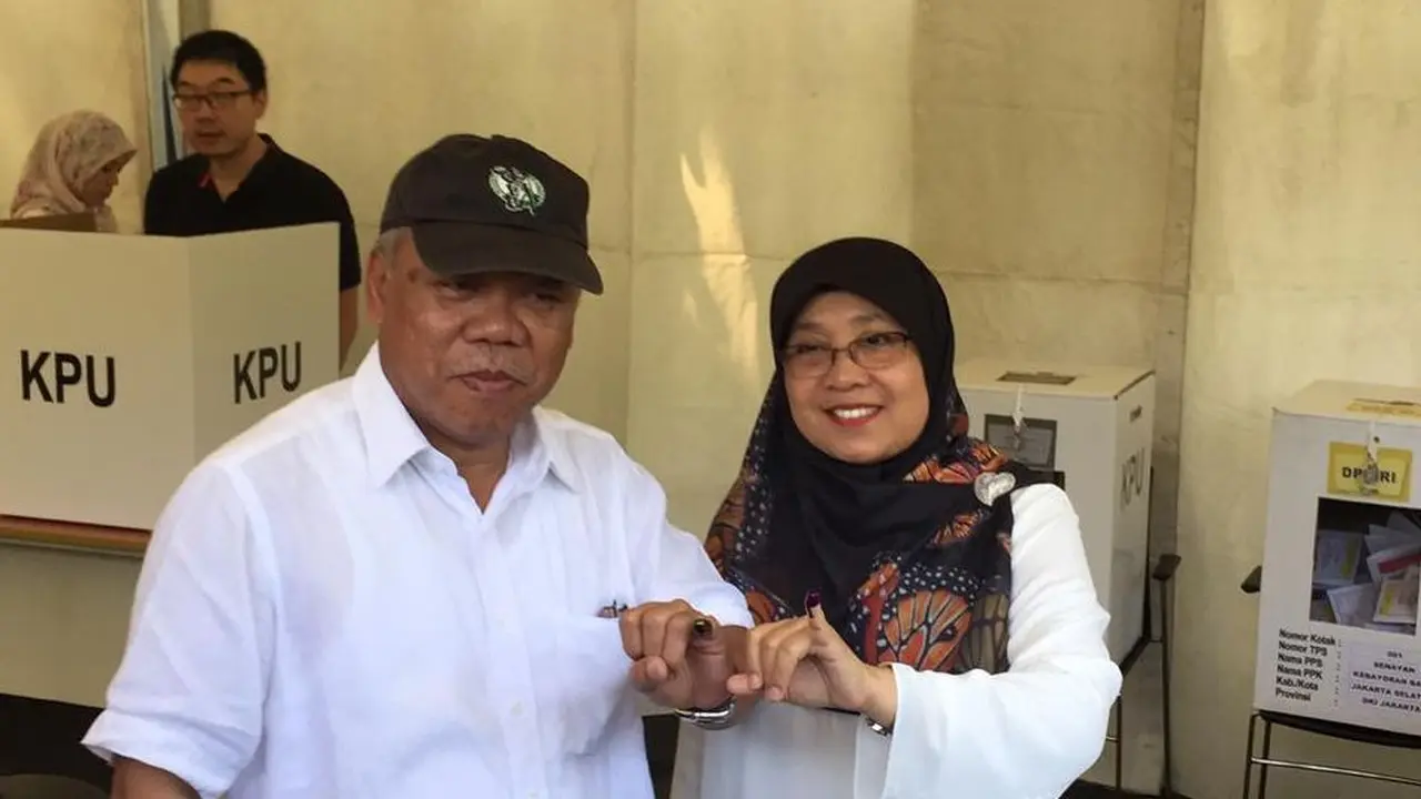 Menteri PUPR Basuki Hadimuljono melakukan pencoblosan di TPS 001, Komplek Perumahan Menteri Widya Chandra, Jakarta Pusat.