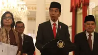 Presiden Joko Widodo atau Jokowi didampingi Wapres Jusuf Kalla, Menkeu Sri Mulyani, dan Seskab Pramono Anung saat memberi keterangan terkait THR di Istana Negara, Jakarta, Rabu (23/5). (Liputan6.com/Angga Yuniar)