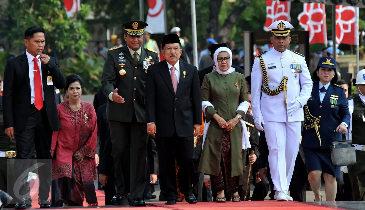 Wapres Jusuf Kalla bersama Mufidah Jusuf Kalla menghadiri upacara peringatan Hari Pahlawan di Taman Makam Pahlawan Kalibata, Jakarta, Selasa (10/11). Upacara peringatan Hari Pahlawan tersebut rutin dilakukan setiap 10 November. (Liputan6.com/Johan Tallo)