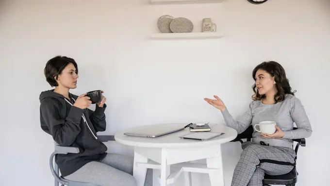 perempuan sedang berbicara