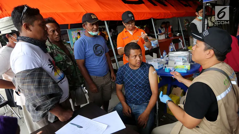 Cegah Penyakit, Korban Gempa dan Tsunami Palu Diberi Vaksin