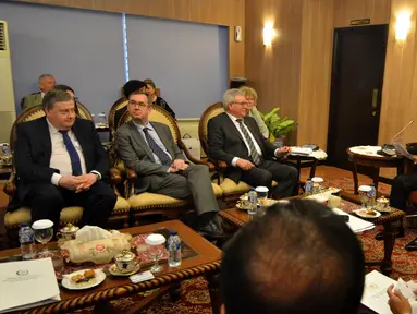 Wakil Ketua DPR Agus Hermanto didampingi Anggota Komisi I Menerima Delegasi Parlemen Eropa yang dipimpin Werner Langen (ketiga kiri) pada pertemuan di Kompleks Parlemen Senayan, Jakarta, Selasa (17/3/2015). (Liputan6.com/Andrian M Tunay)