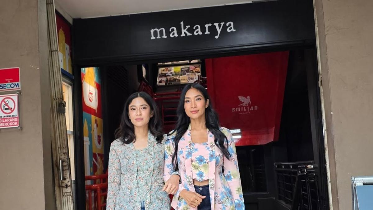 Gaya Duo Bestie Dian Sastrowardoyo dan Happy Salma Pakai Kebaya Sambil Baca Buku, Definisi Perempuan Cantik dan Smart