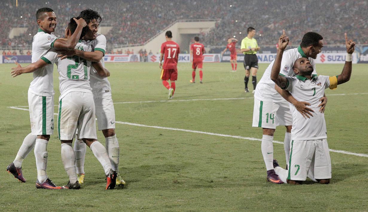 Para pemain Timnas Indonesia merayakan gol yang dicetak Stefano Lilipaly ke gawang Vietnam pada laga semifinal Piala AFF di Stadion My Dinh, Hanoi, Kamis (7/12/2016). Indonesia lolos dengan agregat 4-3. (Bola.com/Peksi Cahyo)