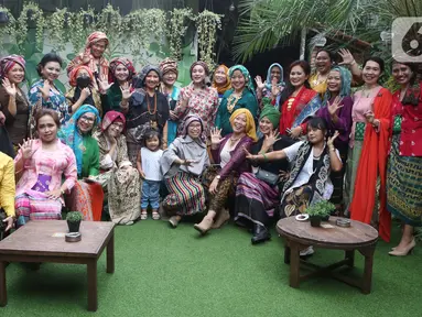 Sejumlah perempuan foto bersama pada acara Ngopi Tengkuluk, Mengenal Penutup Kepala Perempuan Indonesia di Depok, Minggu (26/09/2021). Kegiatan untuk melestarikan budaya Nusantara digelar dalam rangka Hari Batik Nasional. (Liputan6.com/HO/Sybli)
