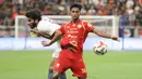 Duel antara Pemain Persija Jakarta, Aditya Warman (kanan) dan pemain PSM Makassar, Sheriddin Boboev (kiri) dalam pertandingan BRI Super League 2025/2026 yang digelar di Jakarta International Stadium, Jumat (20/2) malam WIB. (Bola.com/Abdul Aziz)