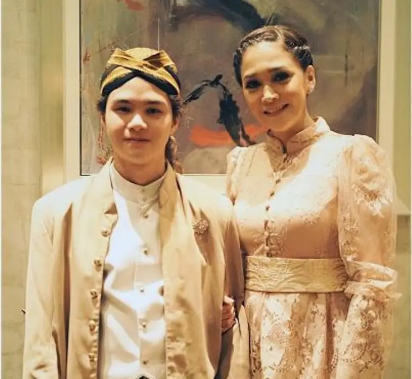 Maia Estianty berpose dengan anak bungsunya (Foto: Instagram)