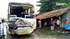 Bus tabrak warung dan bengkel  saat akan menghindari sepeda motor yang melintas, tidak ada korban dalam kecelakaan tersebut