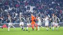 Selebrasi pemain Juventus setelah memastikan lolos ke Final Coppa Italia di Juventus Stadium, Turin (11/1/2017). Juventus menang atas Atalanta 3-2. (EPA/Alessandro Di Marco)