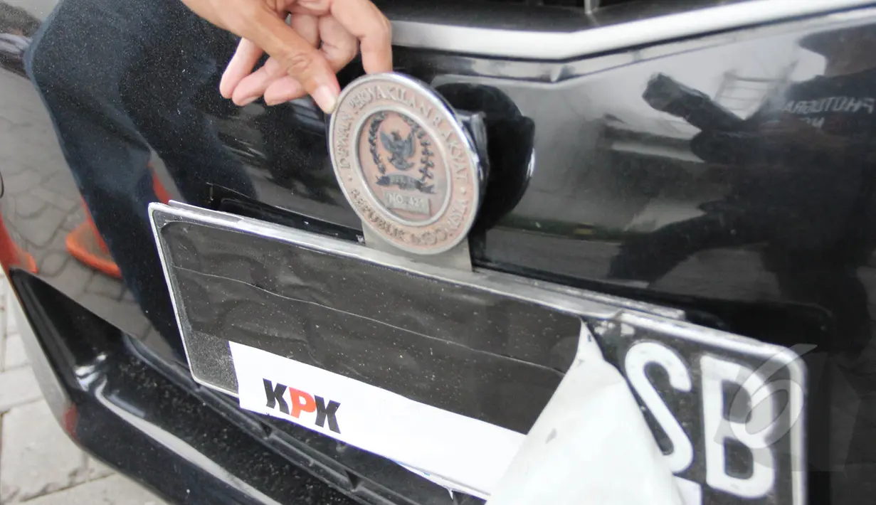 Plat nomor mobil Toyota Alphard milik politikus Partai Demokrat, Sutan Bhatoegana, Jakarta, Selasa (17/3/2015). Penyitaan mobil Sutan Bhatoegana terkait penyidikan kasus dugaan korupsi di Kementerian ESDM. (Liputan6.com/Helmi Afandi)