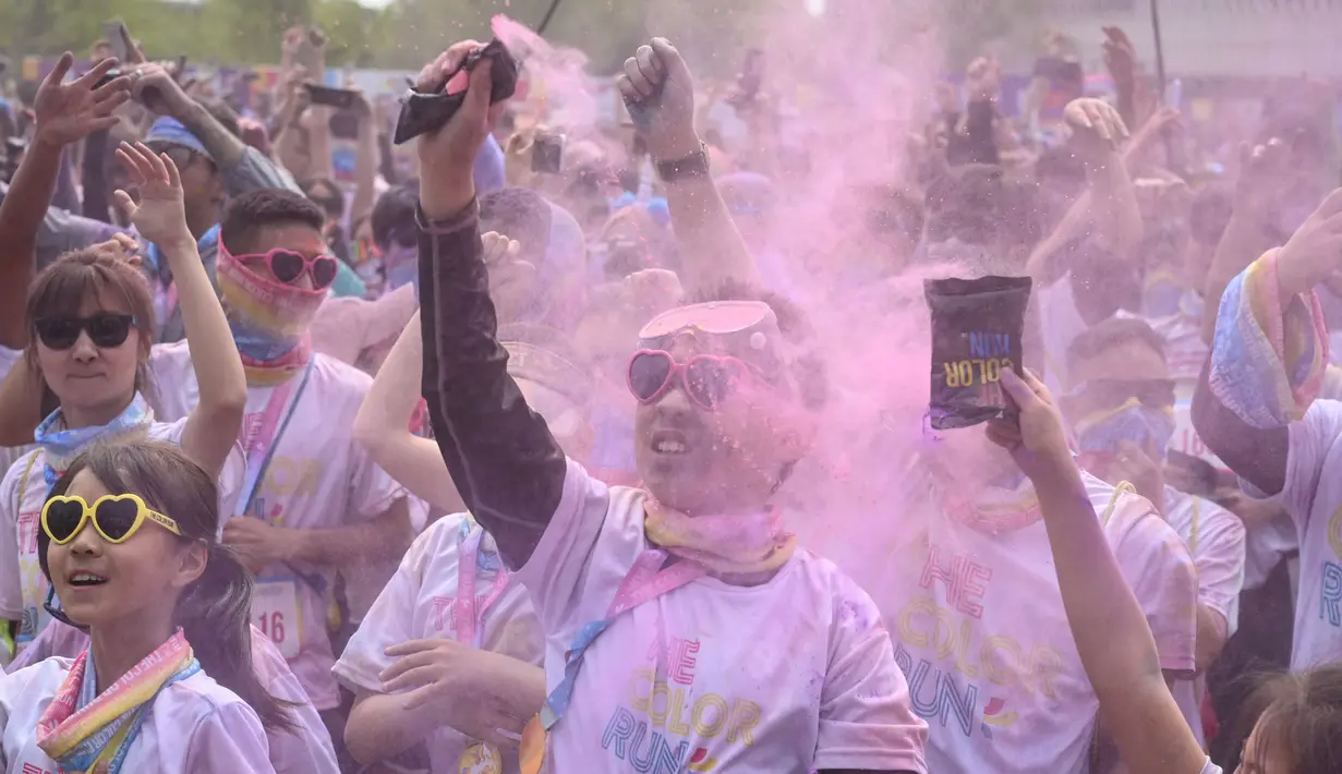 Colour Run merupakan ajang lari sejauh lima kilometer, yang pada setiap satu kilometernya para pelari akan dihujani bubuk warna-warni. (JADE GAO/AFP)