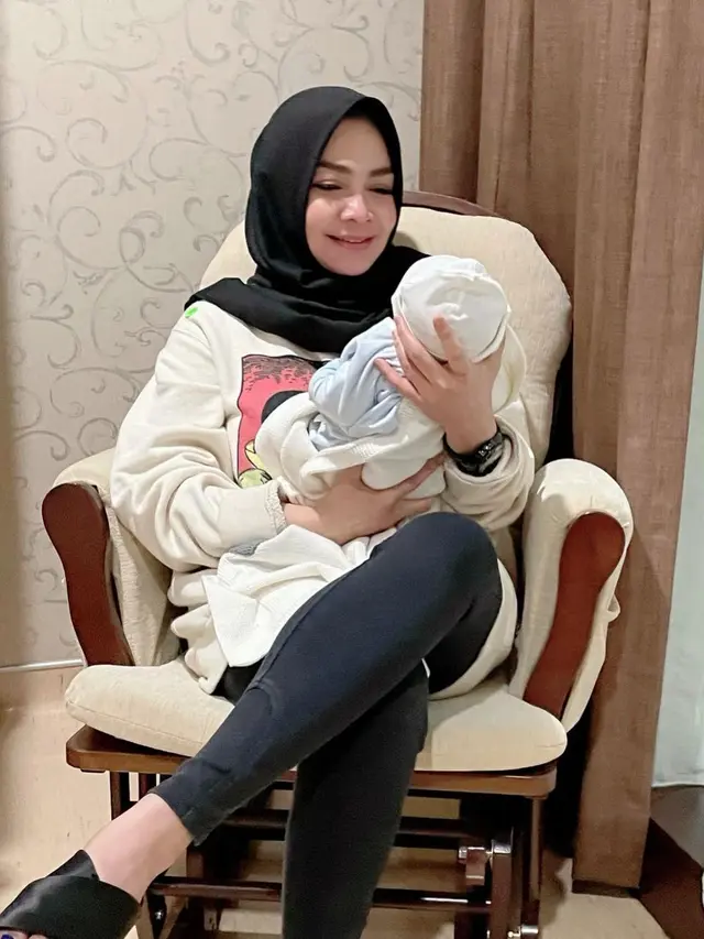 6 Momen Rieta Amilia Momong Baby Rayyanza Anak Raffi Ahmad dan Nagita, Penuh Bahagia