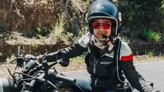 Prisia Nasution atau akrab disapa Phia ini mempunyai hobi mengendarai motor gede yang biasanya didominasi kaum pria. (Liputan6.com/IG/@prisia)