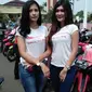 Aksi simpatik SPG cantik di Mapolda Banten (Liputan6.com / Yandhi Deslatama)